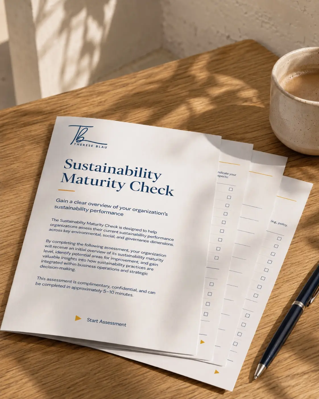 Der ausgedruckte „Sustainability Maturity Check“ von Therese Blau, aufgefächert auf einem Eichentisch im warmen Tageslicht, daneben eine Tasse Kaffee und ein Stift.